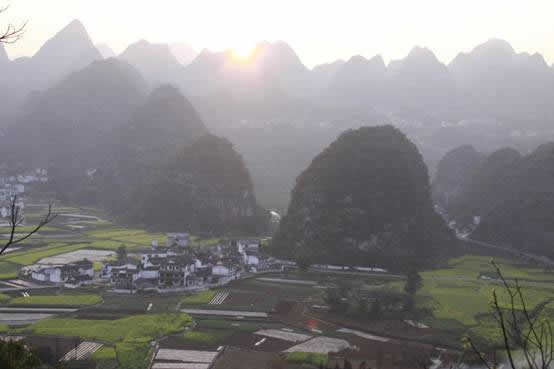山村組照1（九三學(xué)社濰坊市委李莉，2016年使用Canon Eos50D拍攝于貴州興義萬(wàn)峰林）.JPG
